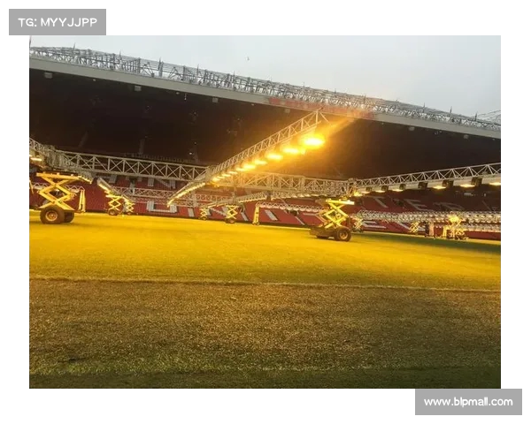 英超草皮管理:如何打造高标准球场以提升比赛质量和球员表现 英超草皮管理:如何打造高标准球场以提升比赛质量和球员表现